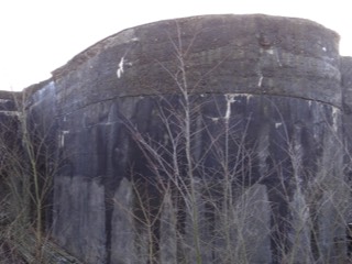 Ronde frontmuur van frontgebouw Fort bij Velsen.