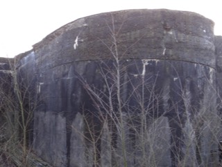 Ronde frontmuur van frontgebouw Fort bij Velsen.