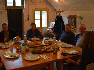 Begeleidende ambtenaren aan de lunch met de ICOMOS-medewerkers.