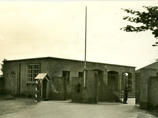 Toegangspoortt van de Kolonel Palmkazerne in Bussum.