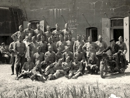 Groepsfoto militairen op Fort bezuiden Spaarndam.