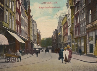 Prentbriefkaart met de Reguliersbreestraat, Amsterdam.