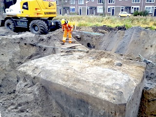De gevonden betonmassa onder de snelweg N200.