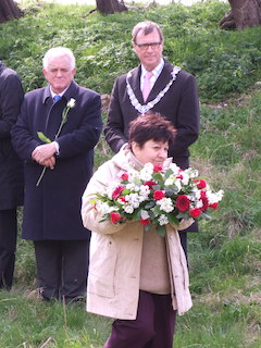 Dali Asanisjvili legt bloemen op het Fort aan de St. Aagtendijk.