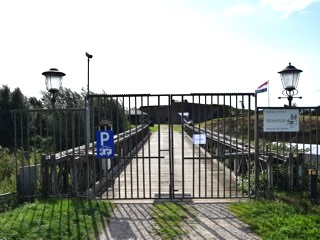 Toegangsbrug van Fort aan de Buitensluis, bij Numansdorp.