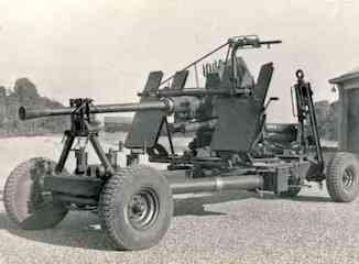 Een Bofors 40L60 geschut gereed voor transport.