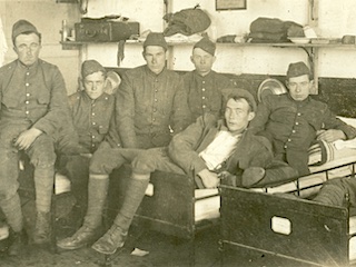 Militairen op hun bedden in een fort.