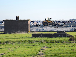 Gebouw en fundering Seealder met shovel.