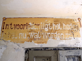 Tekst bij de hoofdingang van Fort benoorden Spaarndam.