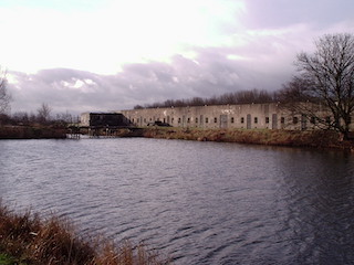De gracht van Fort benoorden Spaarndam in de wintermaand januari.