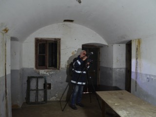 Fotograaf Otto Bodemeijer in het frontgebouw van Fort benoorden Spaarndam. (MA)