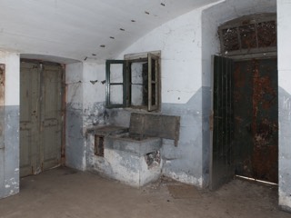 Waterpomp in de keuken van Fort benoorden Spaarndam (OB).