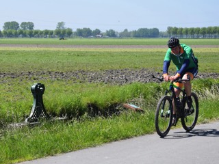 Fietser bij inundatieduiker.