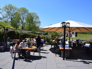 Druk terras op Fort aan de Nekkerweg.