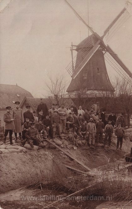 Dijkdoorbraak bij korenmolen "De Vervanger" bij Edam.