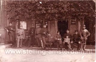 Militairen op het plein voor het stadhuis in Edam.