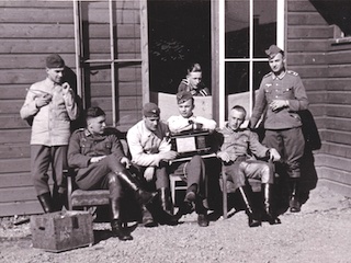 Duitse militairen luisteren naar de radio op Fort Uitermeer.