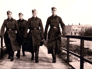 Duitse militairen verlaten Fort Uitermeer en gaan stappen in Weesp.