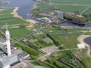 Luchtfoto met zendmast Haarlem en het Fort bij Penningsveer.