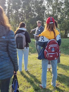 Deelnemer met gids René Ros op het dak van Fort bij Uithoorn.