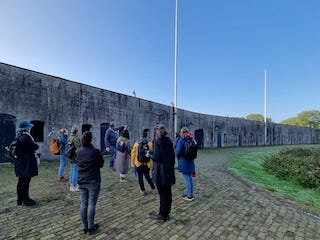 Deelnemer met gids René Ros bij de keel van Fort bij Uithoorn.