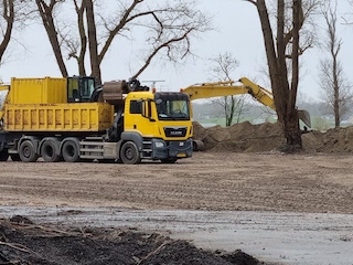 Graafmachine en vrachtwagen op Fort bij Velsen.