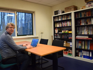 René Ros in de vernieuwde bibliotheek op Fort Uitermeer.