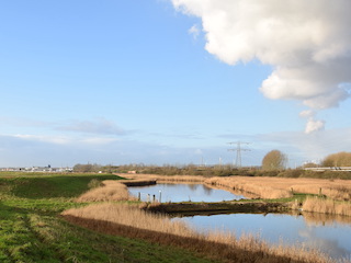 St. Aagtendijk met gracht.