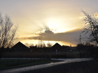 Vroege zon boven Krommeniedijk.