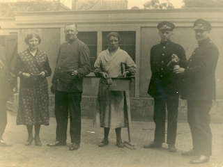 Cees van Hombergh (derde links) als postbesteller in Tilburg.