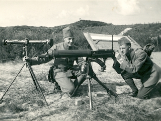 Sergeant Van Hombergh achter afstandsmeter en Sergeant De Kort achter Vickers-mitrailleur.