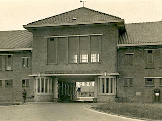 Toegangspoort van de Engelbrecht van Nassaukazerne in Roosendaal.