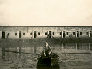 Sergeant Van Hombergh met roeiboot in gracht van Fort bij Nigtevecht.