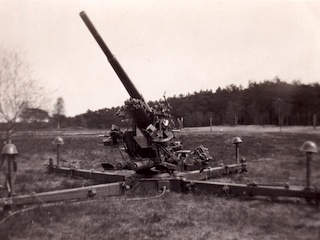 7,5 cm luchtdoelgeschut in de nabijheid van de Moerdijkbruggen opgesteld.