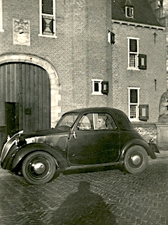 Van Hombergh in zijn Fiat Topelino voor de poort van kasteel Nijenrode.