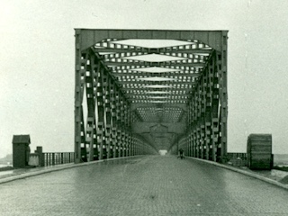 De verkeersbrug in de zomer van 1940.