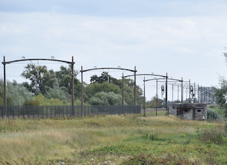 De noordelijke spoorbaan en oprit van de Moerdijk-spoorbrug.