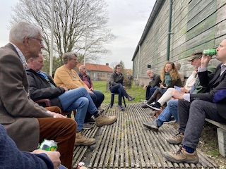 Bijpraten op het terras naast de bergloods van Fort bij Uithoorn.