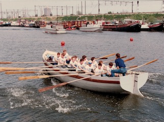 Sloeproeiwedstrijd op de Dijksgracht in Amsterdam.
