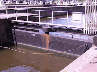 Toldeur in de Amstelsluizen te Amsterdam.