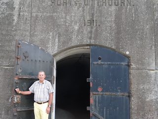 Operaties instructeur Herman Schoemaker voor de hoofdtoegang van Fort bij Uithoorn tijdens zijn laatste bezoek aan het fort in 2014.
