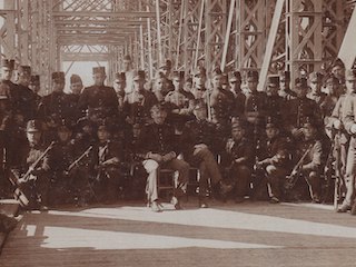 Groepsfoto brugdetachement 1914-1918 op onbekende brug.