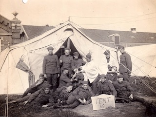 Komisch groepsportret militairen voor "Tent 10" voor manege Ripperdakazerne.