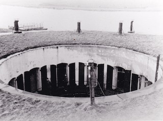 Inkijk in de binnenplaats van de toren van Fort Uitermeer.