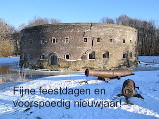 Kerstkaart met toren Fort Uitermeer in de sneeuw.