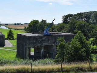 FLAK-bunker met reconstructie van geschut bij Fiemel.