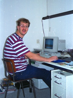 Rene Ros achter Macintosh LC475 in de werkkamer.