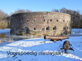 Kerstkaart met toren Fort Uitermeer in de sneeuw.