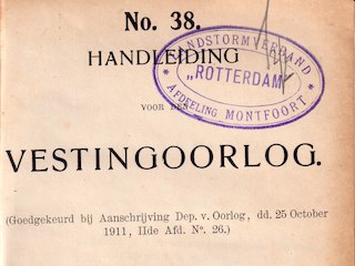 Titelblad van Handleiding voor den Vestingoorlog.
