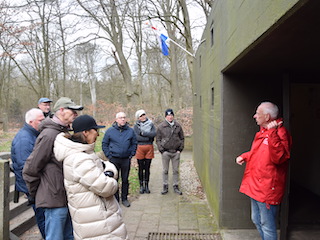 Gids met deelnemers bij de Bataljonscommandopost bij Olst.